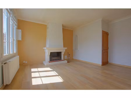 location maison  m² t-3 à andechy  720 €