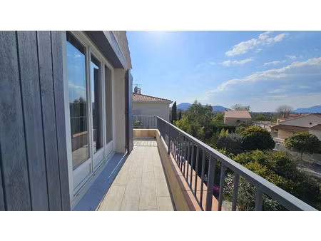 location meublée maison 6 pièces 157.6 m² à hyeres (83400)  2 800 €
