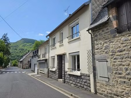 mont-dore – maison de 140 m² sur 3 niveaux avec fort potentiel