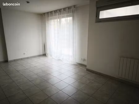 location t1 st priest 69 bail classique  proche de la gare. libre de suite et gérer par un
