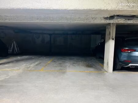 grand parking de 17m2 bécon-les-bruyères à louer