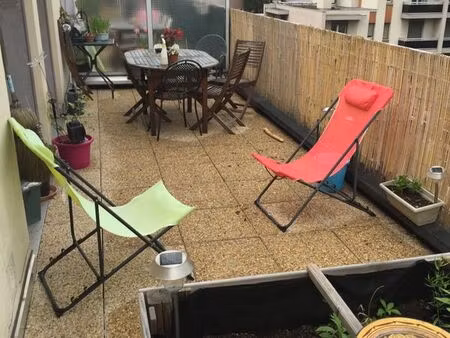 f2 avec terrasse parking prox lycée et centre ville