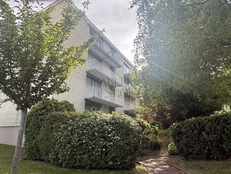 exclusivité - f4 de 86 m² avec balcon plein sud  cave et parking - chambourcy centre.