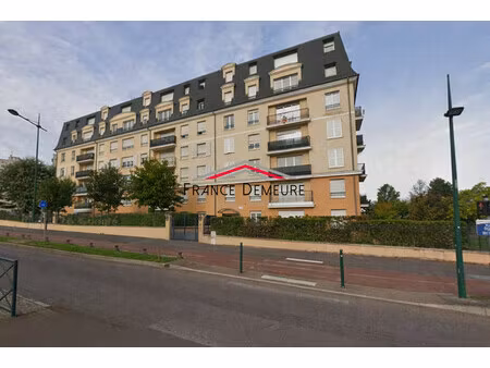 appartement trois pieces avec une place de parking