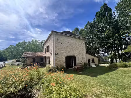 authentique maison en pierre avec 3 chambres et beaucoup de cara