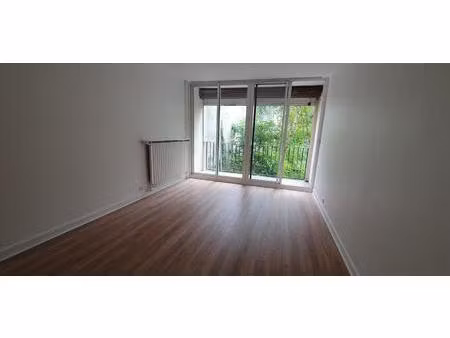 f2 avec balcon refait à neuf