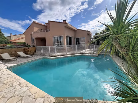 - villa 4 faces 210 m2 hbts sur 592 m2 de terrain - pisc