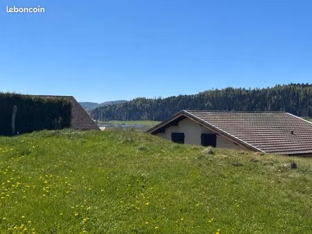 terrain 614 m² viabilisé – petite vue lac et panorama – labergement-sainte-marie