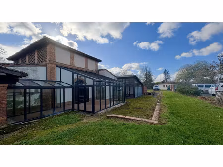 local commercial de 450 m2 au centre du village - lombez