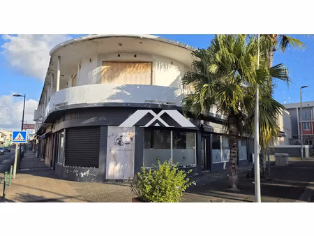 opportunité commerciale majeure au coeur de saint-benoît.