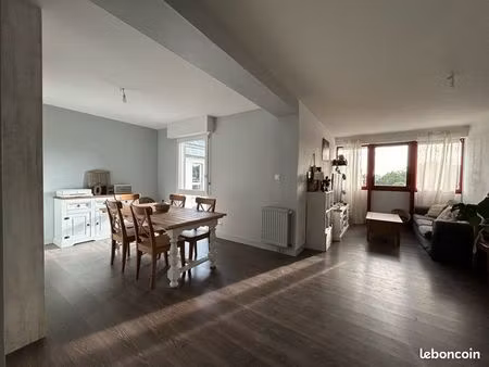 spacieux t2 de 77 m² avec ascenseur  balcon et parking – landivisiau centre