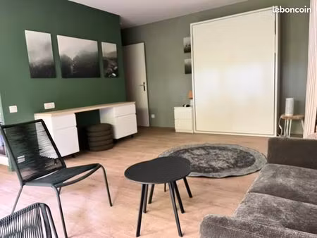 grand studio lumineux équivalent t1 avec terrasse couverte – meublé et entièrement équipé