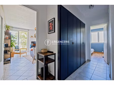 un appartement t3 meublé de 58m² avec place de parking