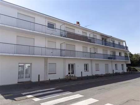 a 300 m du bourg et 500 m de la plage