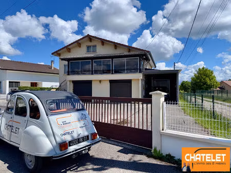 maison avec nombreuses dépendances