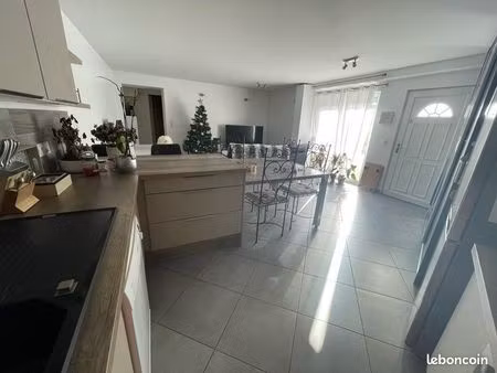 superbe t2 rénové 48 m² lumineux – 2 parkings – pièce de vie 30 m²