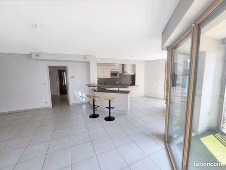 appartement t3 de 78 m2 en étage avec vue dégagée à lyon 07