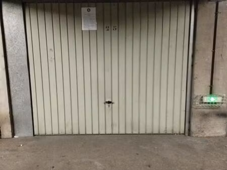 garage/box 13 m² istres
