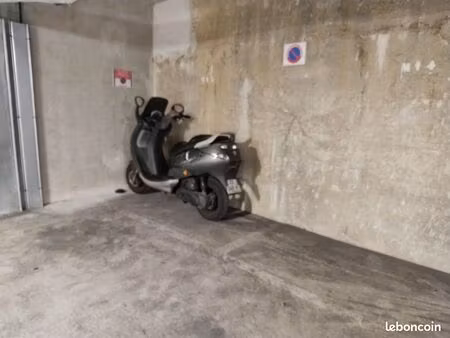place de parking moto / 2 roues