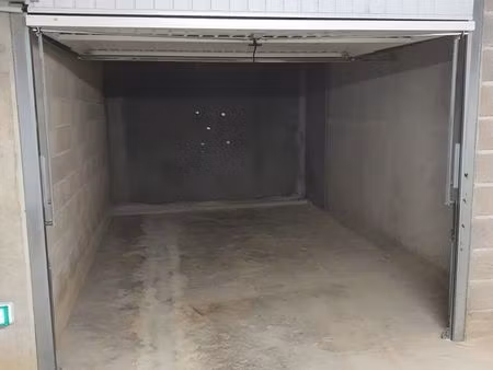 garage / box aux accates