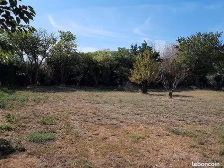 terrain 800 m² mouries