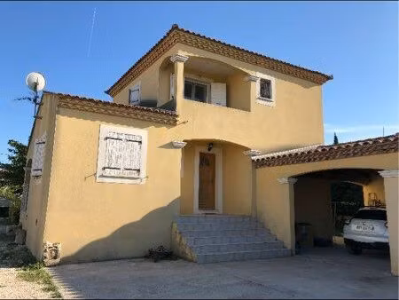 maison individuelle avec garage et extérieur