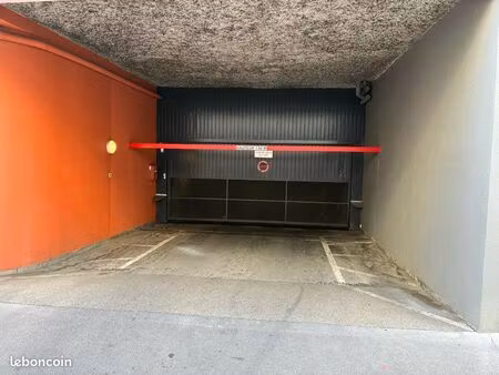garage fermé quartier confluence