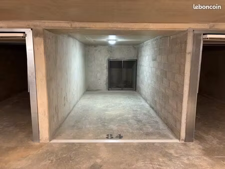 place parking ( pas un box)