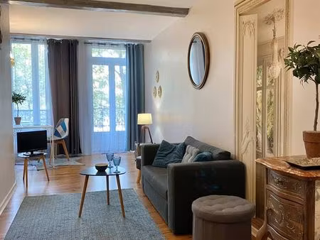 f2 meublé 56 m² en duplex avec balcon. tram  bus et commerces à proximité
