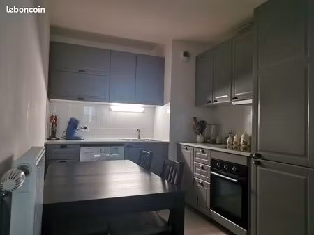 à louer – très beau 2 pièces de 45 m² avec balcon  cave  parking et ascenseur