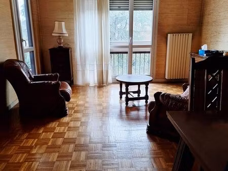 très beau t4 bis bon état à remettre aux gouts du jour avec 2 balcons