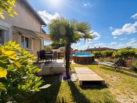 maison avec piscine et vue
