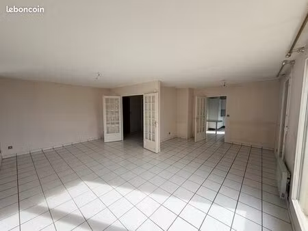 t3 lumineux de 83 m² – dernier étage avec ascenseur – balcon – parking – cave