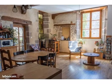 centre de mornant 82m2  3 chambres  charme de l'ancien  terrasse  aucun gros travaux  peti