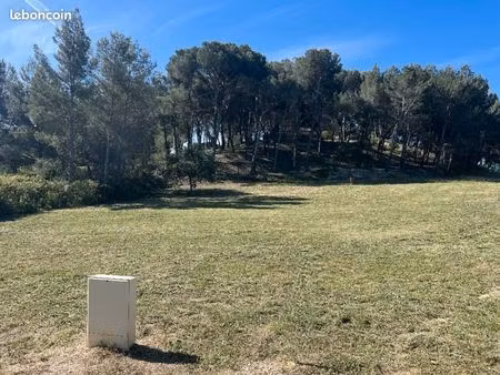 terrain 680 m² eyguieres