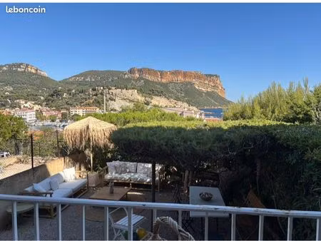jardin  parking sécurisé  à 2 minutes à pied du port de cassis