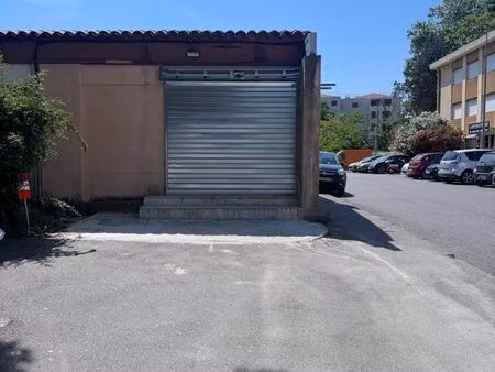 local commercial à louer – emplacement stratégique en zone commerciale