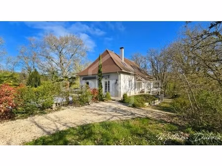 une propriété familiale de caractère avec piscine et vue dominante aux portes de périgueux