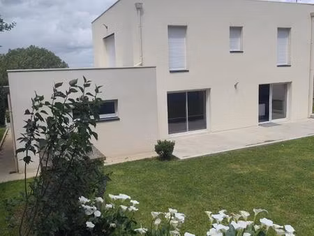 beau pavillon offrant de beaux volumes avec magnifique terrain !