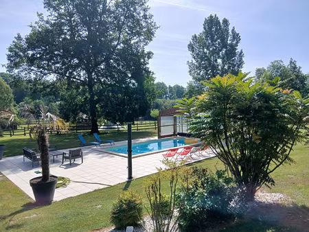 magnifique propriété de 210 m2 avec 7 hectares de prés et bois avec piscine chauffée