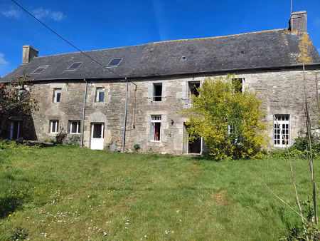 deux logements dans une maison à uzel