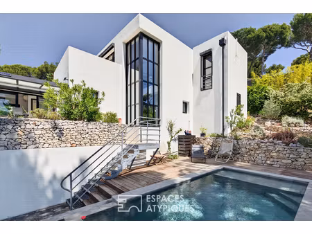 villa d'architecte avec piscine et vue mer au coeur de cassis
