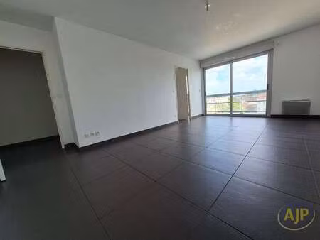 location appartement 3 pièces à pont-rousseau (44400) : à louer 3 pièces / 69m² pont-rouss