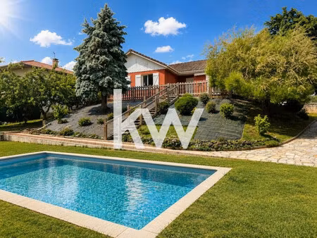 maison de 154 m2 avec garage  piscine et terrain de 781 m2.