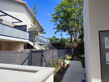 3p au calme avec terrasse et jardin privatif à lardenne