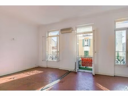 vaste appartement familial dans immeuble niçois du centre de nice  à rénover