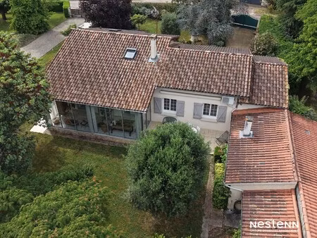 a vendre maison habitable de plain-pied de 127 m² avec garages sur parcelle de 1200 m² à c
