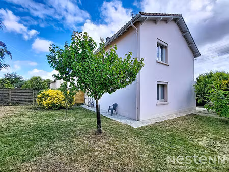 a vendre maison de ville de 95 m² avec garage et jardin dans quartier résidentiel de condo