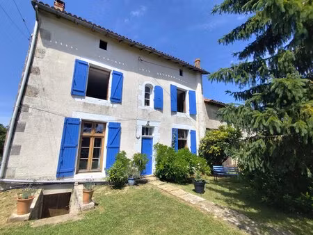 joli cottage de 3 chambres avec grand jardin et grange  près de civray