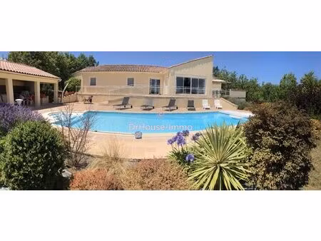 maison composée de 8 pièces avec piscine et jardin